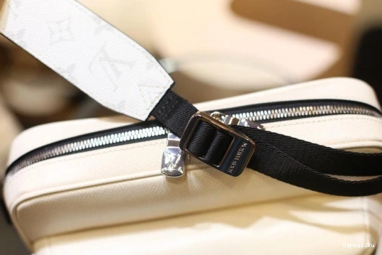 Vuitton Messenger Louis 0513